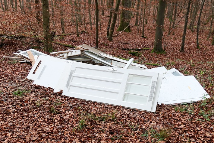 POL-LDK: Wem gehören die Türen und Fenster aus dem Wald bei Oberweidbach?