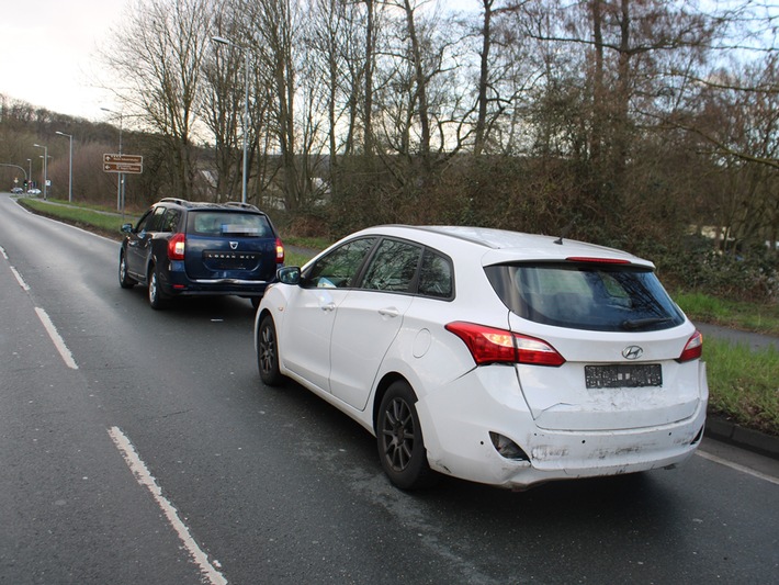 POL-HA: Zu spät gebremst: 20-Jähriger verursacht Verkehrsunfall mit drei beteiligten Fahrzeugen