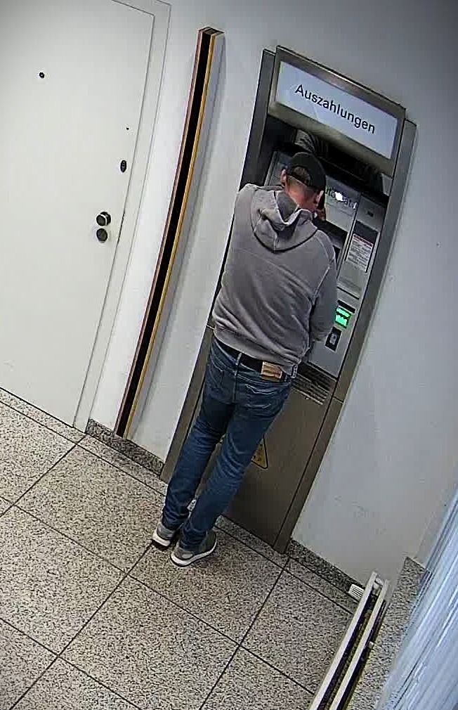 LPI-NDH: Öffentlichkeitsfahndung: Geldbörse entwendet und Bankkonto geplündert - Wer erkennt die abgebildete Person?