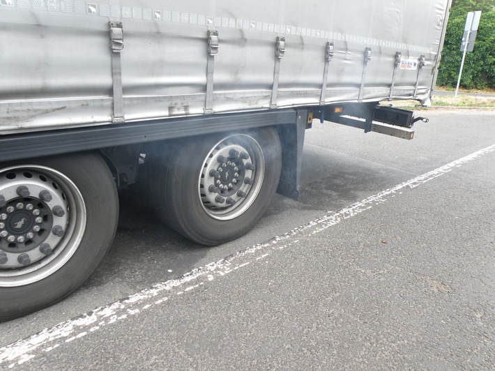 POL-MR: Qualmender Reifen - Verkehrsdienst zieht Lastwagen aus dem Verkehr