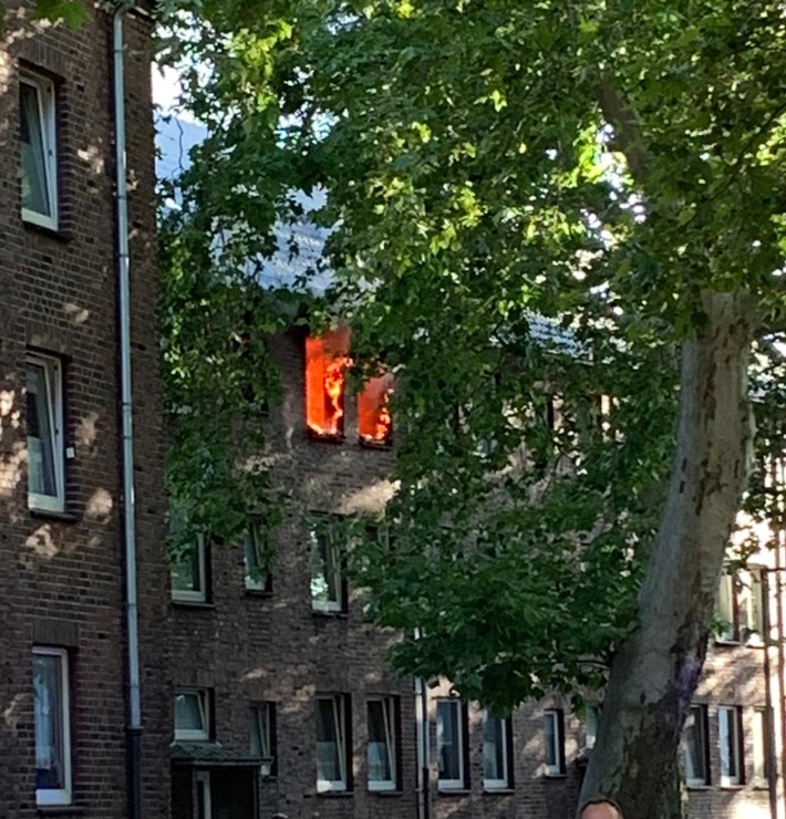 FW-GE: Wohnungsbrand in Horst - Wohnung im 2.OG von Feuer massiv zerstört.