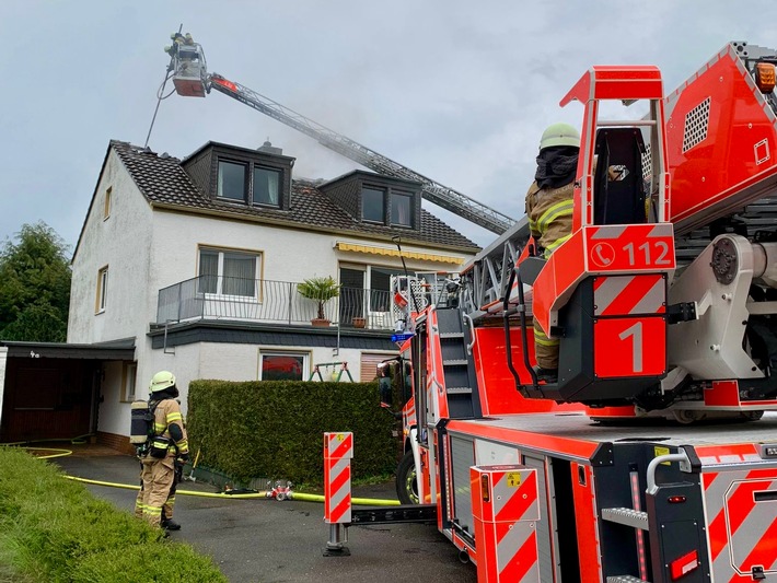 FW-GL: Dachstuhlbrand nach Blitzeinschlag im Stadtteil Kaule von Bergisch Gladbach