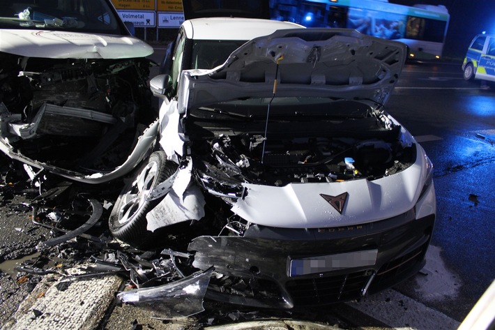 POL-HA: Frontalzusammenstoß am Volmeabstieg: 22-Jähriger leicht verletzt