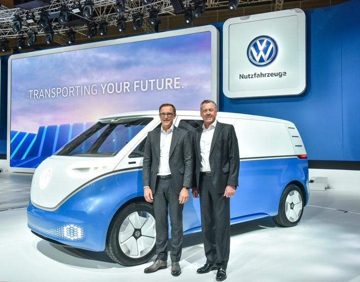 Vorstandschef Dr. Thomas Sedran präsentiert Lösungen für nachhaltige e-Mobilität. Dr. Thomas Sedran, Vorsitzender des Markenvorstands Volkswagen Nutzfahrzeuge (li.), und Heinz-Jürgen Löw, Vorstand für Vertrieb und Marketing Volkswagen Nutzfahrzeuge, zeigen auf dem Messestand von Volkswagen Nutzfahrzeuge die Studie I.D. BUZZ CARGO - das erste Nutzfahrzeug auf der Basis der neuen I.D. Family und des Modularen E Antriebs-Baukasten (MEB). Weiterer Text über ots und www.presseportal.de/nr/55462 / Die Verwendung dieses Bildes ist für redaktionelle Zwecke honorarfrei. Veröffentlichung bitte unter Quellenangabe: "obs/VW Volkswagen Nutzfahrzeuge AG/HENNING SCHEFFEN PHOTOGRAPHY"