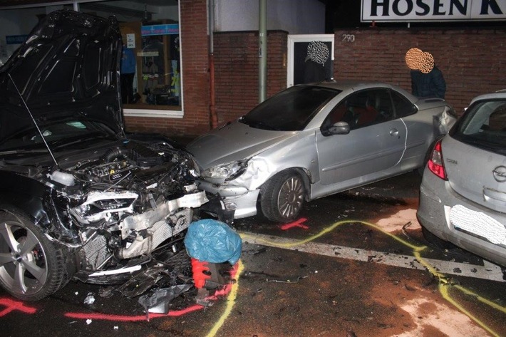 POL-DU: Rheinhausen: Verkehrsunfall beim Wendemanöver - drei Verletzte