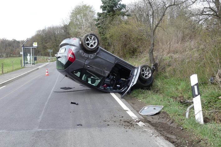 POL-GM: 110421-245: 83-Jähriger überschlägt sich mit Auto