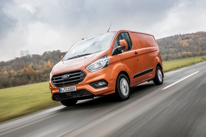 Ford hat 2018 seine Erfolgsgeschichte im deutschen Nutzfahrzeug-Markt mit Rekorden fortgesetzt: Das Kraftfahrt-Bundesamt KBA vermeldet für das zurückliegende Jahr 68.375 neu zugelassene Ford-Nutzfahrzeuge, das sind 6.412 Einheiten mehr als der bisherige Bestwert von 2017 und entsprechen einem Marktanteil von 12,8 Prozent (2017: 12,1 Prozent). Ford ist damit der drittstärkste Anbieter leichter Nutzfahrzeuge im Inland. Mit dem gleichen Schwung ist das Unternehmen auch in das neue Jahr gestartet: Im Januar 2019 steigerte Ford seinen Nutzfahrzeug-Marktanteil in Deutschland auf 13,6 Prozent - das beste Ergebnis in der bisherigen Unternehmensgeschichte. Im Vergleich zum Januar 2018 legte Ford mit 5.645 Neuzulassungen um 1.341 Einheiten zu. Als stärkster Wachstumsfaktor erwies sich 2018 der neue Ford Transit Custom (Bild) mit einem Plus von 2.999 Einheiten oder 22,0 Prozent auf 16.650 Neuzulassungen. Weiterer Text über ots und www.presseportal.de/nr/6955 / Die Verwendung dieses Bildes ist für redaktionelle Zwecke honorarfrei. Veröffentlichung bitte unter Quellenangabe: "obs/Ford-Werke GmbH"