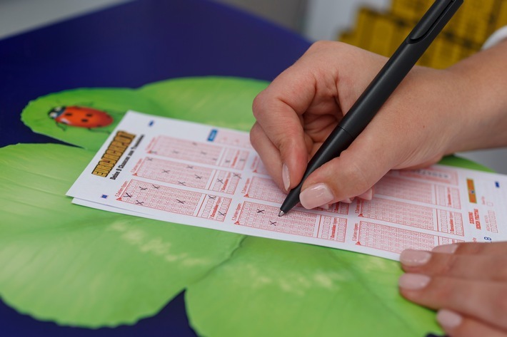 Kreuze setzen kann sich lohnen: Zwei Spielteilnehmer aus Nordrhein-Westfalen und Polen konnten den Eurojackpot knacken und freuen sich über jeweils 45 Millionen Euro. Weiterer Text über ots und www.presseportal.de/nr/107909 / Die Verwendung dieses Bildes ist für redaktionelle Zwecke honorarfrei. Veröffentlichung bitte unter Quellenangabe: "obs/Eurojackpot/Jean-Marie Tronquet"