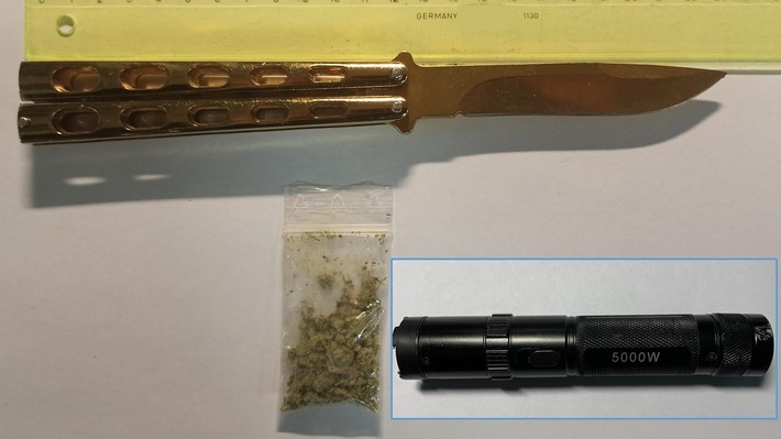 BPOL NRW: 18-Jähriger mit Messer und Drogen - Bundespolizei stellt zudem Elektroschocker bei 17-Jährigem sicher