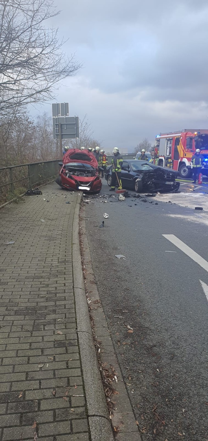 FW-EN: Wetter - Baum auf Auto, Person auf Balkon und Verkehrsunfall