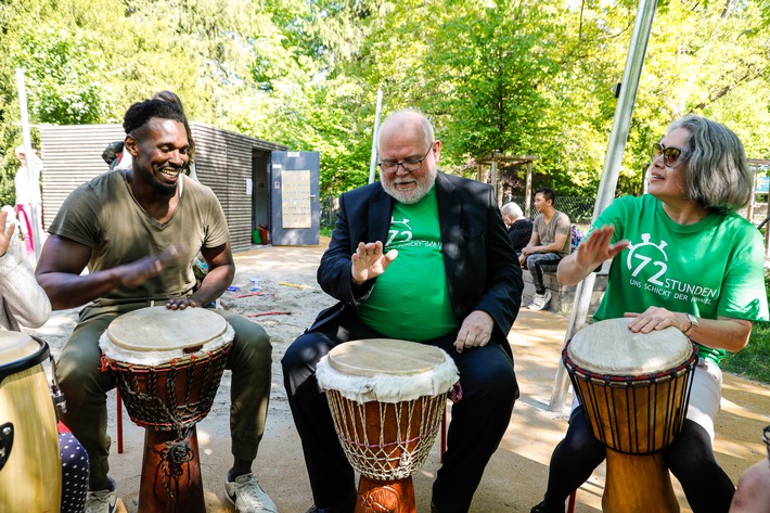 Trommeln mit Kardinal Marx bei der 72-Stunden-Aktion / Kinder und Jugendliche bauen gemeinsam ein Tipi / Besuch des Schirmherrn der Sozialaktion