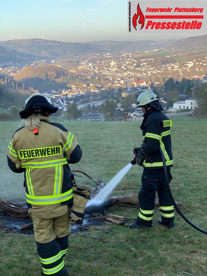 FW-PL: OT-Stadtmitte. Unbeaufsichtigtes Lagerfeuer am Waldrand. Aufmerksamer Jogger alarmiert Feuerwehr.