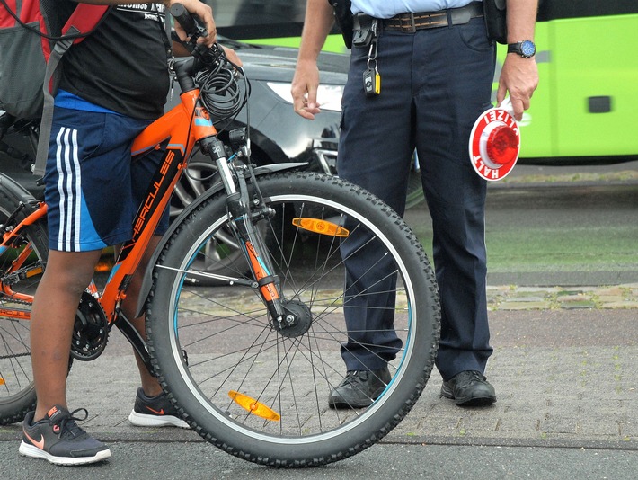 POL-HX: "Sichtbarkeit schafft Sicherheit" Polizei im Kreis Höxter beteiligt sich an der Aktionswoche "Fahrrad und Pedelec"