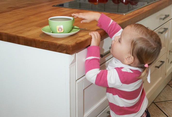 R+V: Heißer Tee und Kaffee für Kinder brandgefährlich