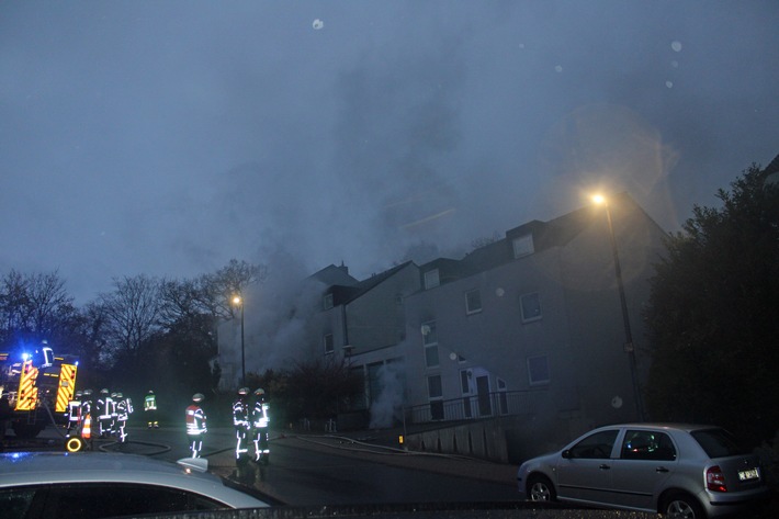 POL-DN: Brand in Tiefgarage sorgt für Feuerwehreinsatz in Jüngersdorf