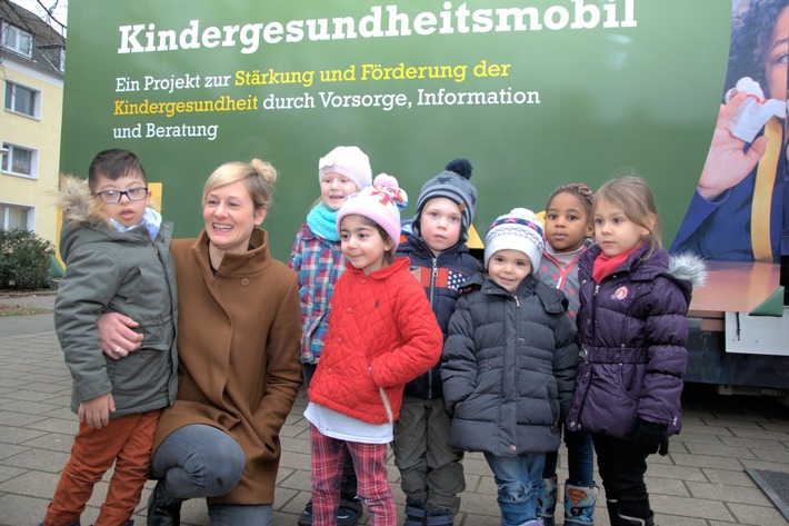 Ministerin Christina Kampmann besucht das Kindergesundheitsmobil