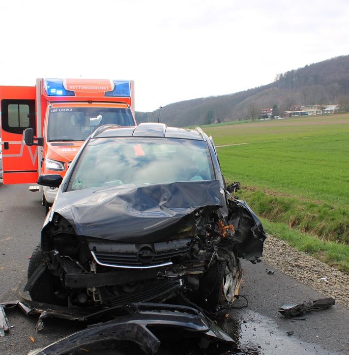 POL-MI: Auto prallt gegen Baum