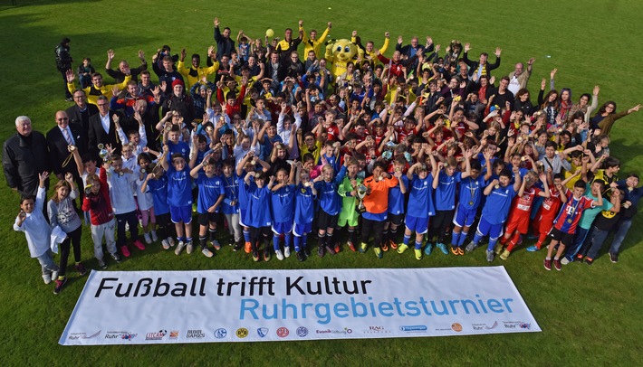 Sozialprojekt begeistert Schulkinder - Erstes Ruhrgebietsturnier von &quot;Fußball trifft Kultur&quot;/Initiativkreis Ruhr und LitCam verbinden Sport und Bildung