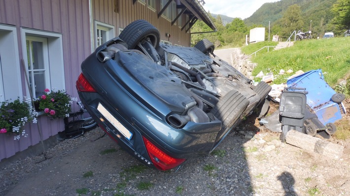 POL-FR: Todtnau-Brandenberg: Auto überschlagt sich - Fahrer leicht verletzt