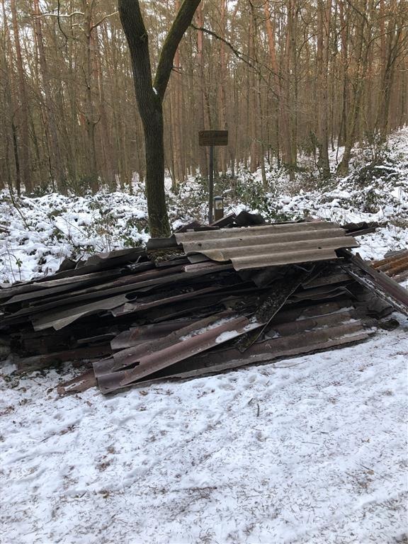 POL-PDPS: Asbestplatten illegal im Wald entsorgt