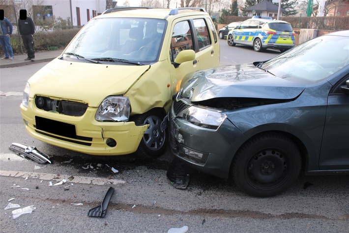 POL-MI: Autofahrerin verletzt sich bei Verkehrsunfall