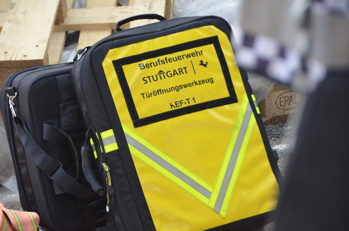 FW Stuttgart: Person in Geschäftsgebäude eingeschlossen - Über Feuermelder auf Notsituation aufmerksam gemacht