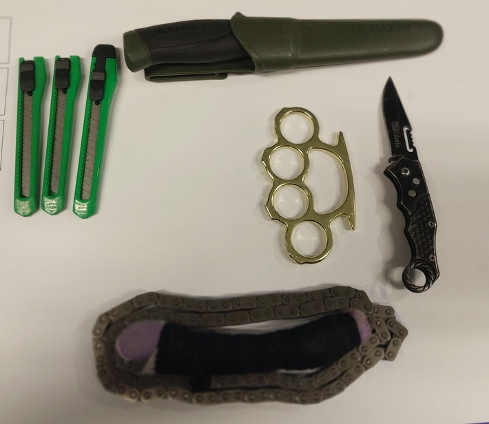 BPOL-BadBentheim: Mann fährt mit mehreren Messern und verbotenen Gegenständen über die Grenze - Strafanzeige