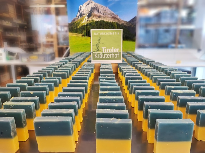 Tiroler Kräuterhof rührt Seife für den Frieden.