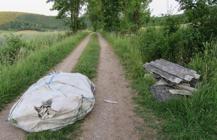 POL-HM: Illegale Abfallentsorgung bei Bakede - Umweltfrevler entsorgen Eternitplatten in Feldmark