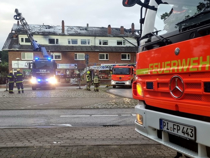 FW-PI: Abschlussmeldung: Großfeuer in einem Wohn- und Geschäftshaus - Einsatz nach 11 Stunden beendet - Über 150 Kräfte im Einsatz