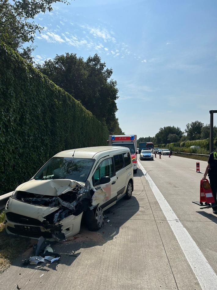 FW Bremerhaven: Auffahrunfall auf der Autobahn