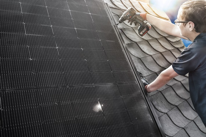 Rathscheck Schiefer erweitert Solar-Produktportfolio / Aufdach-Photovoltaiksystem für alle Schieferdeckarten