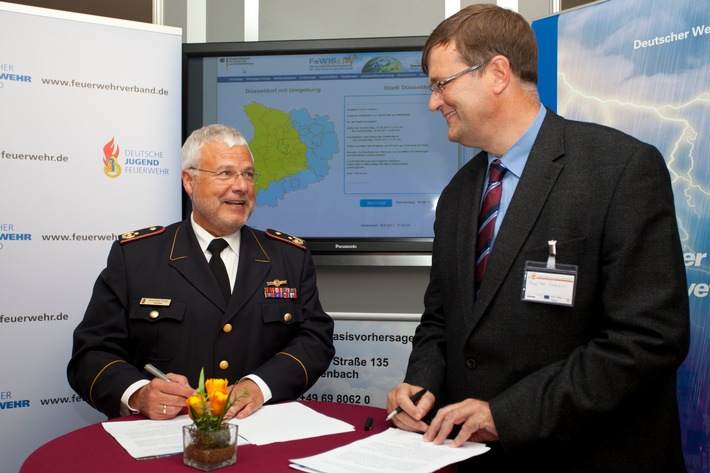 DFV und Deutscher Wetterdienst schließen Kooperation / Präsidenten Kröger und Adrian unterzeichnen Vertrag bei Bonner Kongress (mit Bild)