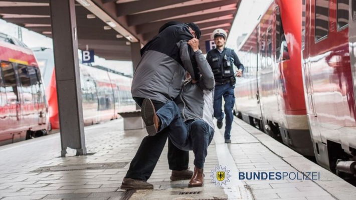 Bundespolizeidirektion München: Zeugen gesucht / 15-Jähriger von Fußballfans angegriffen?