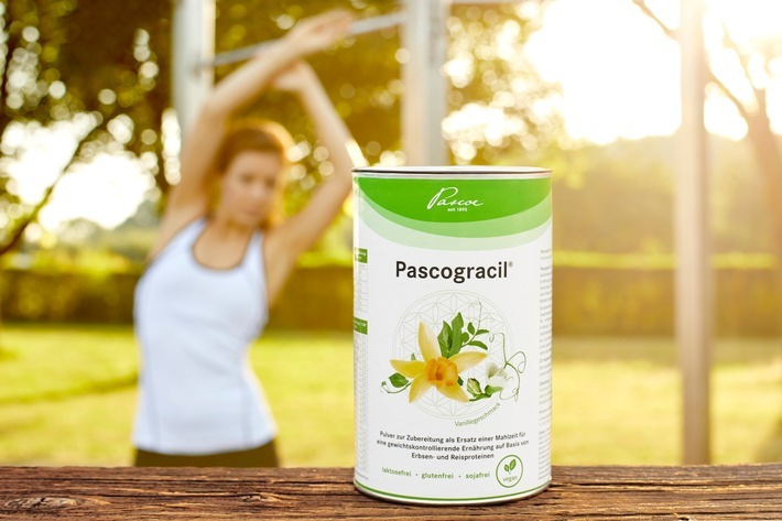 Der neue Proteinshake Pascogracil® ist zur veganen Ernährung geeignet und kann ein- bis zwei Mahlzeiten des Tages ersetzen. Weiterer Text über ots und www.presseportal.de/nr/12261 / Die Verwendung dieses Bildes ist für redaktionelle Zwecke honorarfrei. Veröffentlichung bitte unter Quellenangabe: "obs/@Pascoe Naturmedizin"