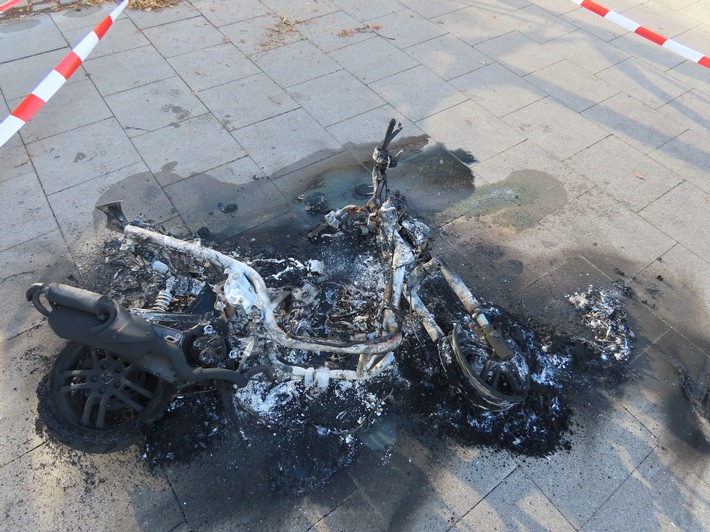 POL-SE: Wedel - Diebstahl eines Kleinkraftrades und Brandstiftung - Kriminalpolizei sucht Zeugen