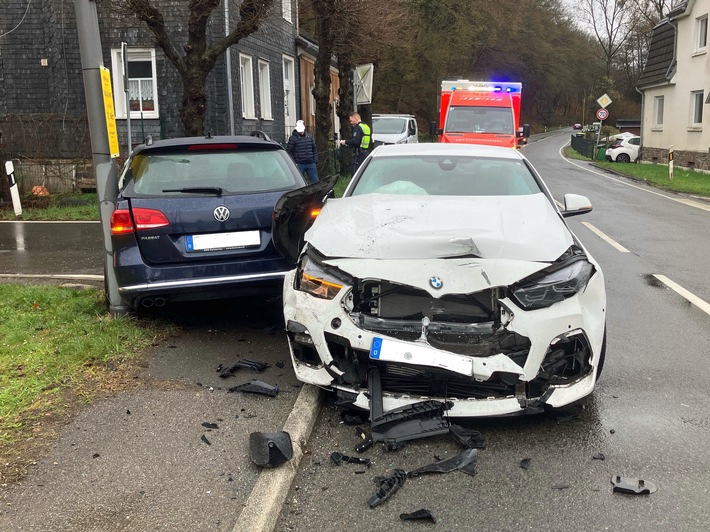 POL-GM: Unfall im Kreuzungsbereich