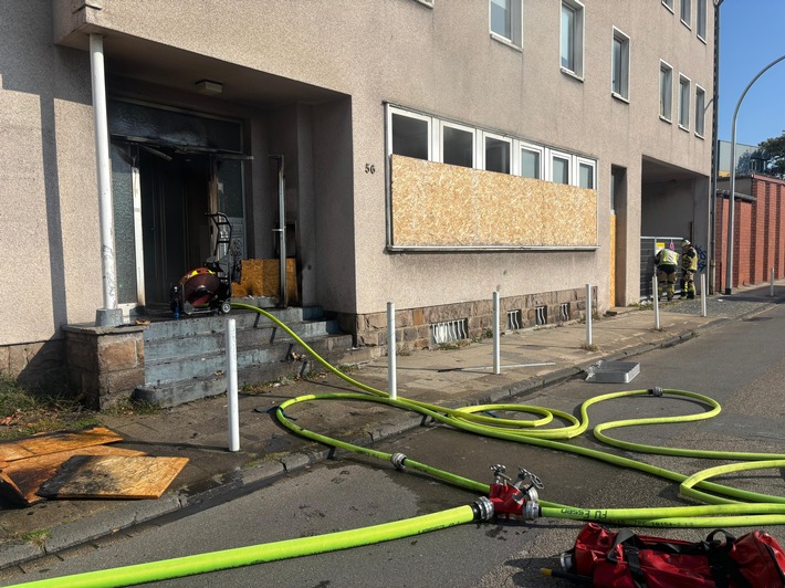 FW-E: Rauchentwicklung aus leerstehendem Gebäude - Feuerwehr verhindert Brandausbreitung