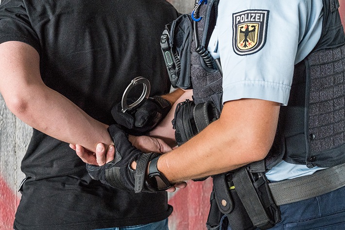 BPOL NRW: Bundespolizei nimmt im Rahmen der eingeführten Grenzkontrollen einen mit 2 Haftbefehlen gesuchten Straftäter fest