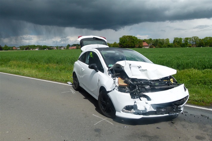 POL-MI: Ein schwer verletzter Autofahrer bei Verkehrsunfall