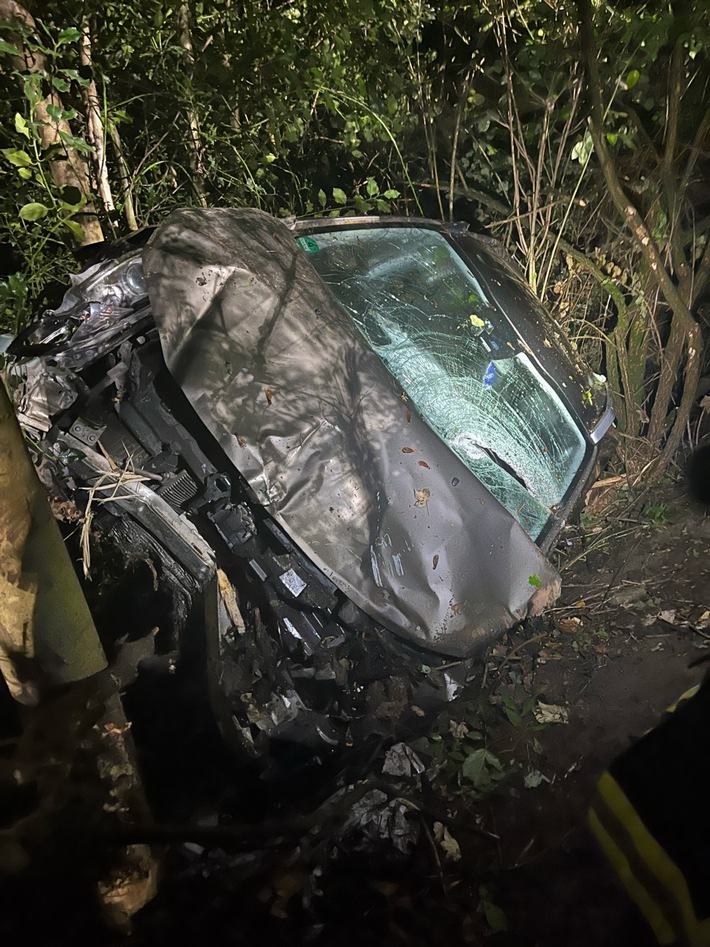 POL-BO: Auto landet nach Alleinunfall in Böschung - Drei Personen verletzt