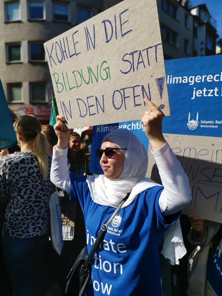 Einfach eine Frage der sozialen Gerechtigkeit / Mit über 70.000 Menschen demonstrierte Islamic Relief Deutschland in Köln für das Netto-Null-Ziel und die Senkung der CO2-Emissionen (FOTO)