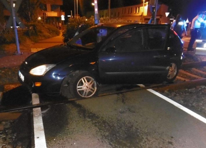 POL-AC: Verfolgungsfahrt durch Alsdorf, Auto landete im Gleisbett, Beifahrer geschnappt, Fahrer flüchtig, Drogen im Spiel