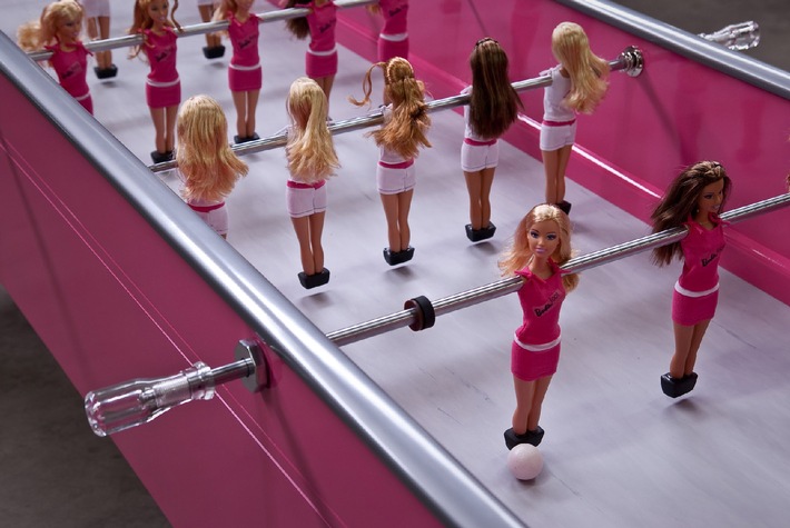 Barbie Kicker auf WM-Tour / Pünktlich zur Frauenfußball-Weltmeisterschaft sorgt der Barbie Tischfußball-Kicker im KaDeWe für den richtigen Kick (mit Bild)
