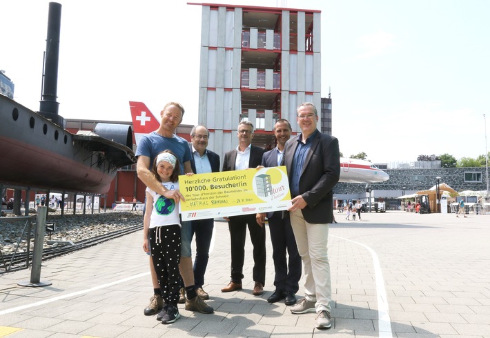 I vincitori Mathias Baumann e la sua figlia Maria, Daniel Geissmann, membro della direzione e responsabile della mostra al Museo Svizzero dei Trasporti, Kurt A. Zurfluh, direttore generale delle Società Impresari-Costruttori della Svizzera centrale, Pascal Ziegler, membro della direzione del Campus di Sursee, e Thomas Guggisberg, responsabile eventi e capo progetto Tour d'horizon della SSIC. Testo complementare con ots e su www.presseportal.ch/fr/nr/100051907?langid=4 / L' utilizzo di quest'immagine è gratuito per scopi redazionali. Pubblicazione sotto indicazione di fonte: 20-07-22-gruppenbild-turm.jpg