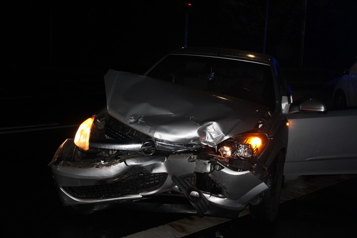 POL-RBK: Bergisch Gladbach - Kollision zweier Pkw - Eine Person verletzt