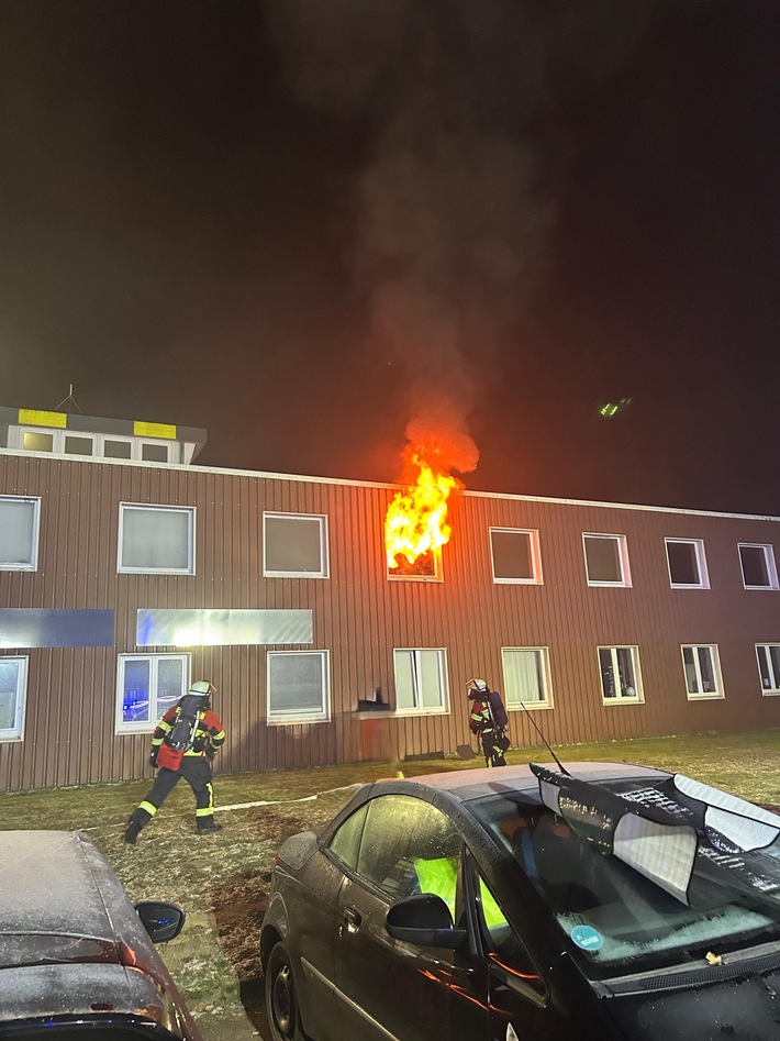 FW-ROW: Nächtlicher Zimmerbrand am Rotenburger Flugplatz