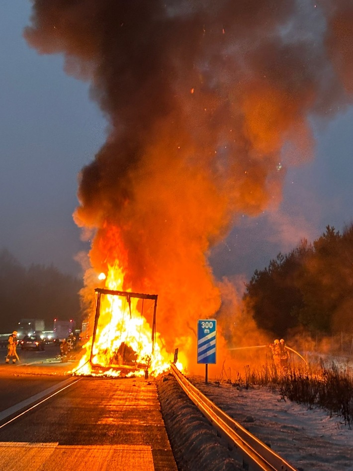 FW Helmstedt: Brennender Sattelauflieger auf der BAB2