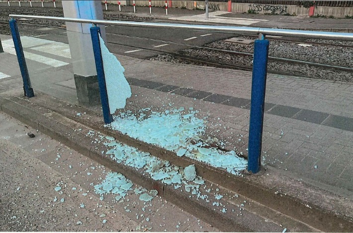 POL-MA: Heidelberg-Rohrbach: Unbekannte beschädigen Glaselement an Straßenbahnhaltestelle; Polizei sucht Zeugen