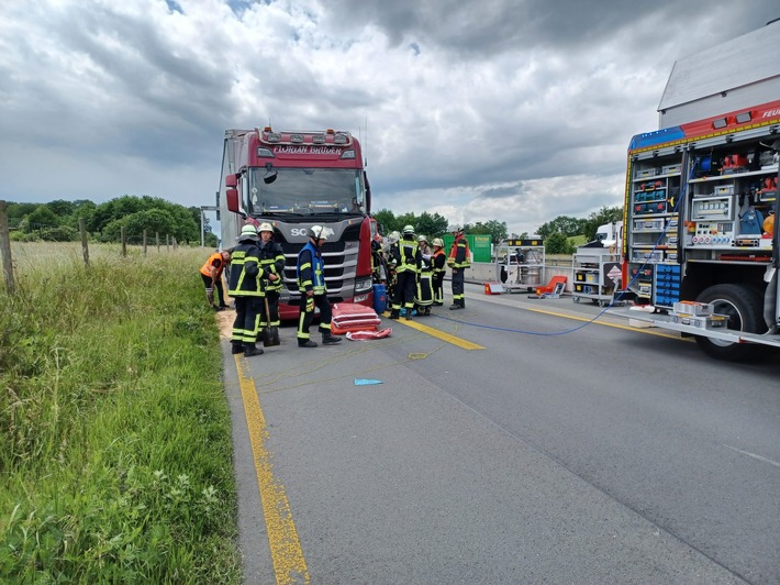 FW Königswinter: Aufgerissener Treibstofftank alarmiert Feuerwehr